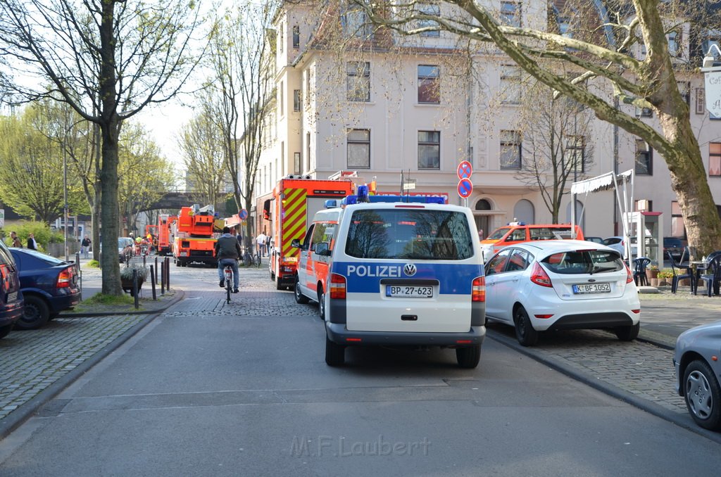 Einsatz BF Koeln Kran beruehrt Oberleitung DB Koeln Gremberg Taunusstr P003.JPG